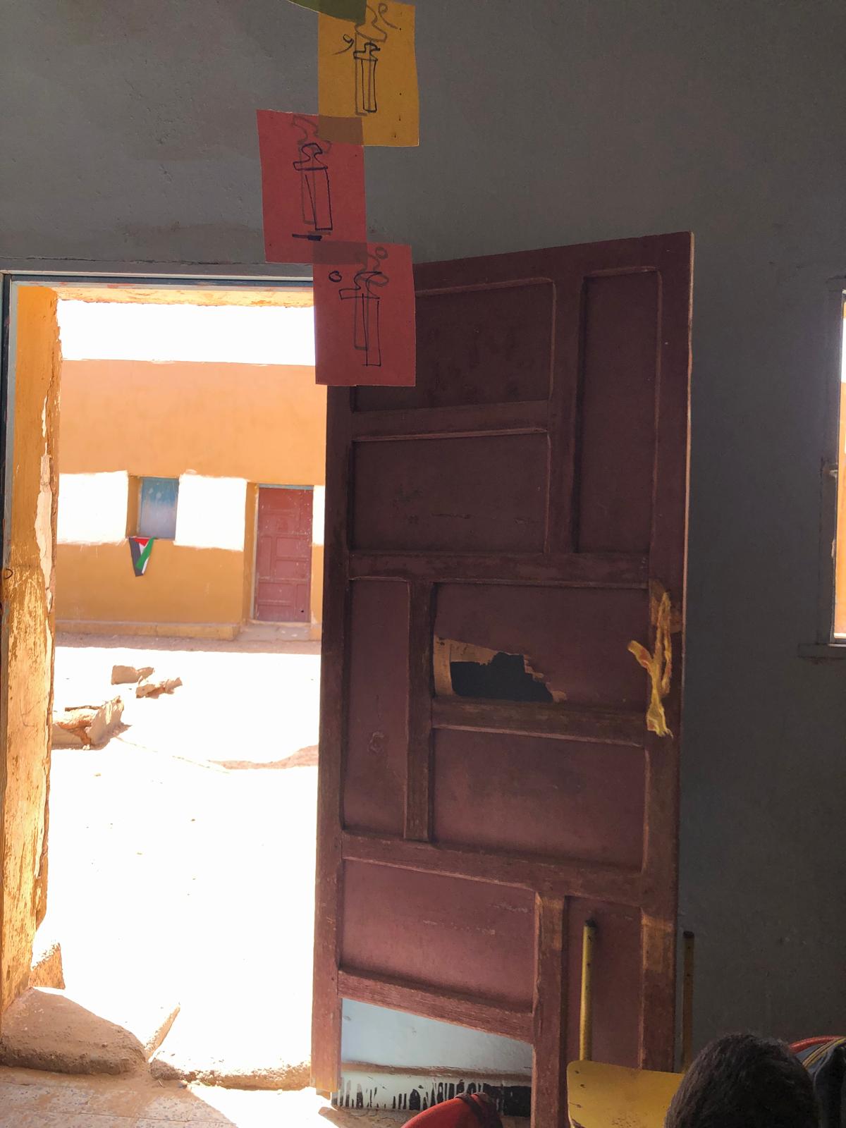 Puerta de aula antes de las mejoras