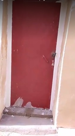 Puerta roja colocada en el vano de acceso
