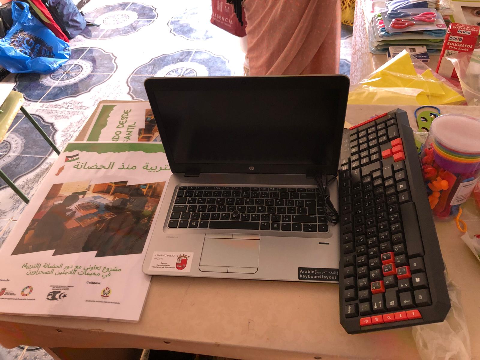 Portátil y teclado en árabe entregados al proyecto