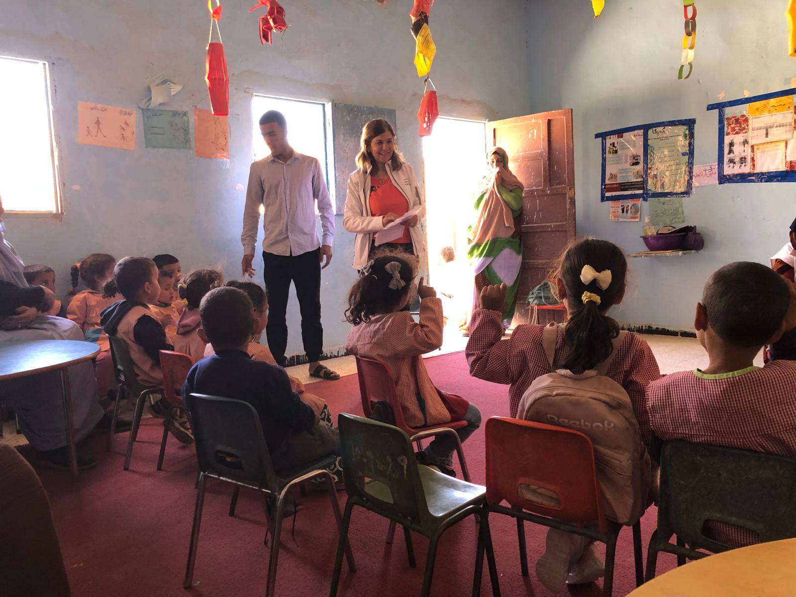 Visita a las aulas durante el viaje al terreno