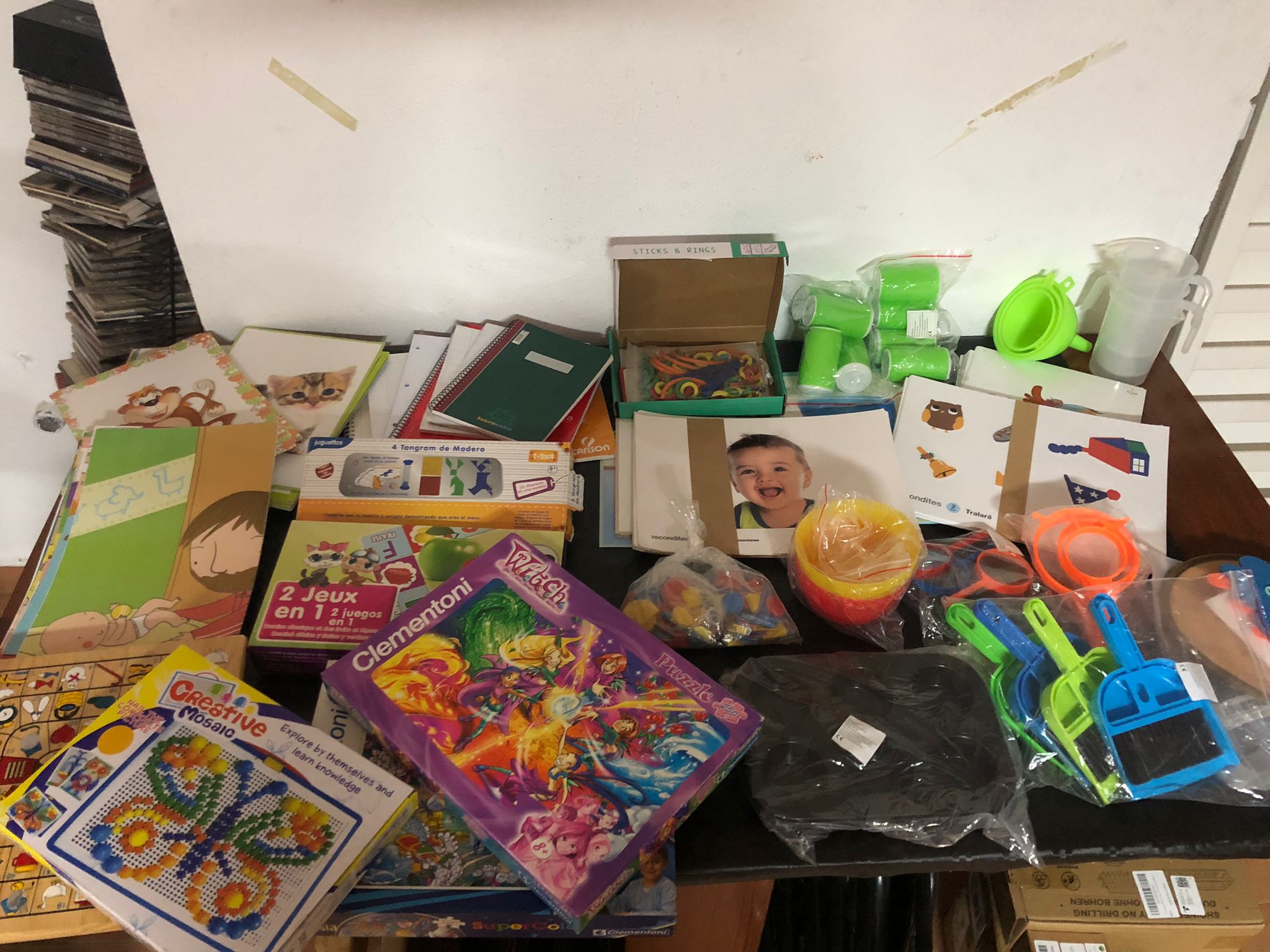 Material educativo comprado y preparado para su envío