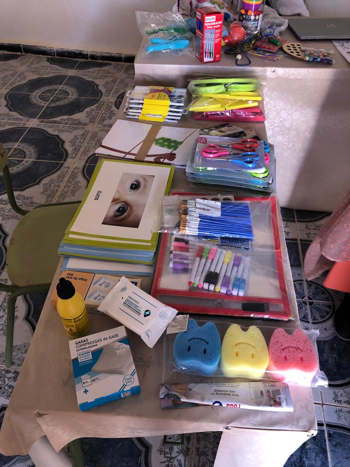 Materiales donados por centros educativos preparados para su envío