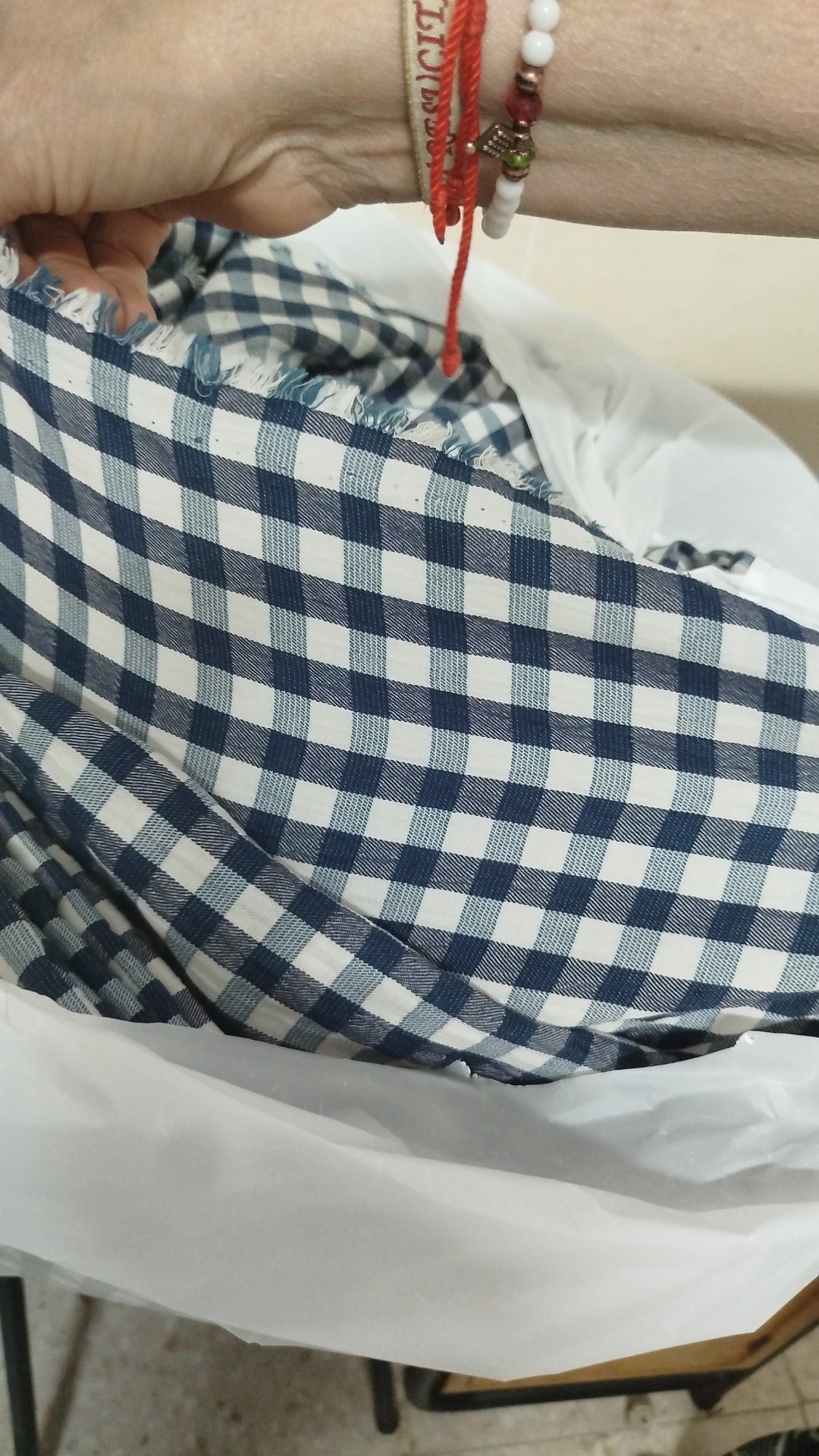 Tejido de cuadros preparado para la confección de los babis de Cáritas Villafranca