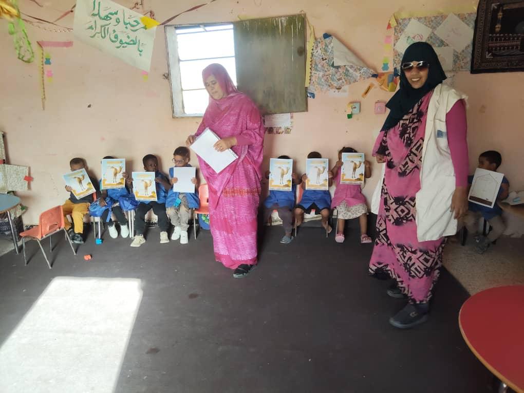 Niños y niñas de la guardería recibiendo las cartas en Guelta