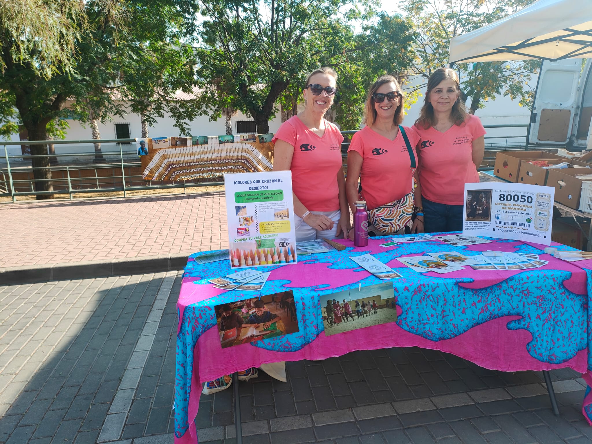 Voluntarias en el puesto solidario de la campaña Colores que cruzan el desierto, en el mercadillo de Villafranca