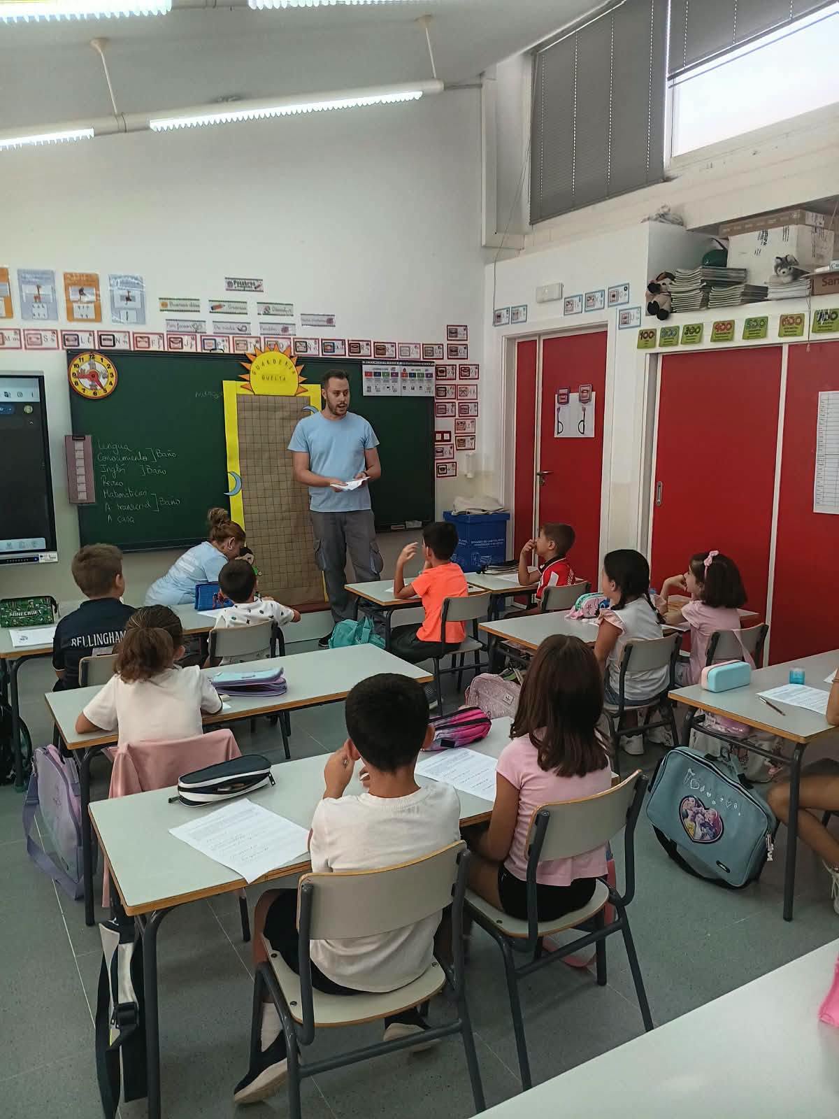 Aula del CEIP El Pilar durante la presentación del reto solidario 3 puertas para Guelta