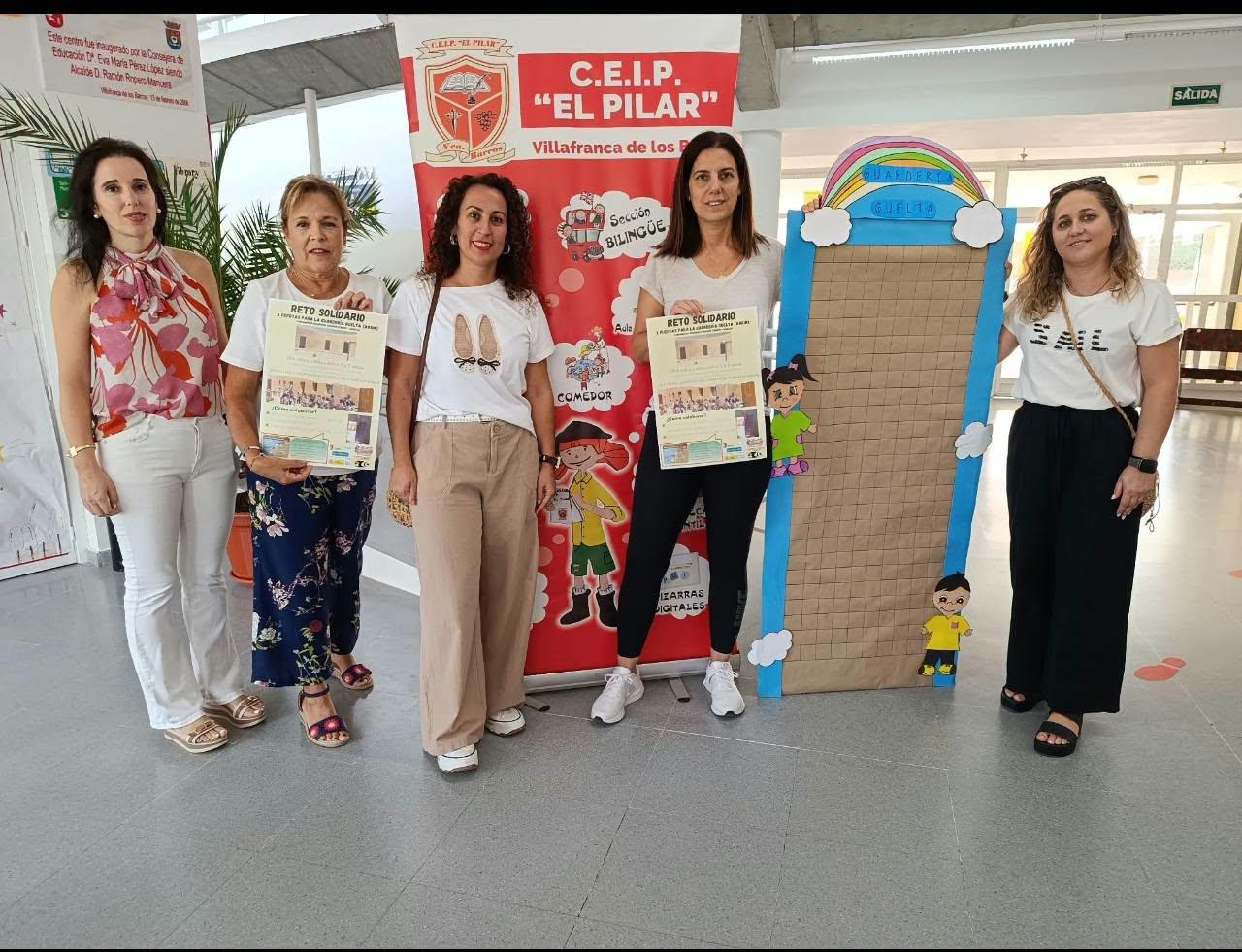 Presentación del reto solidario 3 puertas para Guelta, con los carteles informativos y la puerta simbólica